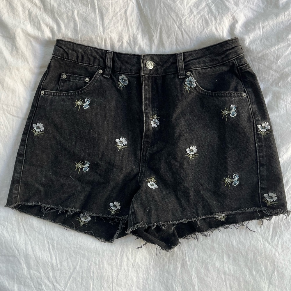 Top shop moto black cotton mom jean shorts with white embroidered flowers
